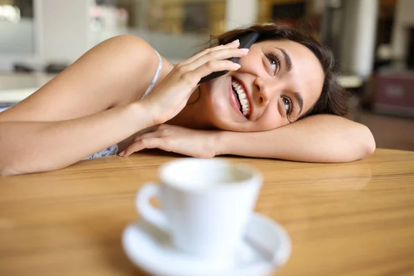 Mulher Feliz Falando Telefone Sentado Bar Interior — Fotografia de Stock