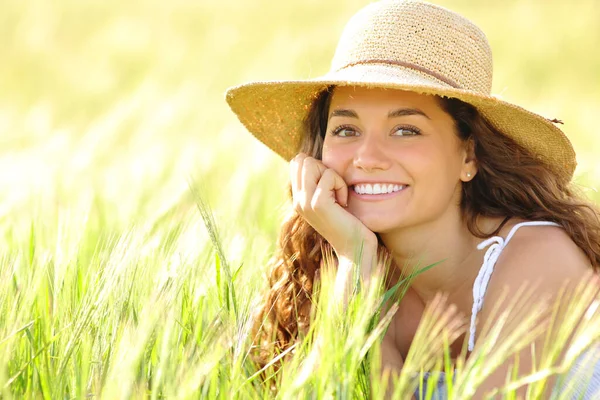 Ritratto Donna Felice Con Sorriso Bianco Seduta Campo Grano Guardare — Foto Stock