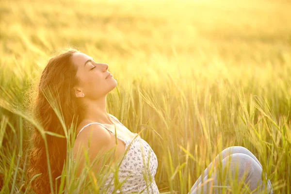 Profil Kobiety Odpoczywającej Oddychającej Polu Pszenicy Zachodzie Słońca — Zdjęcie stockowe