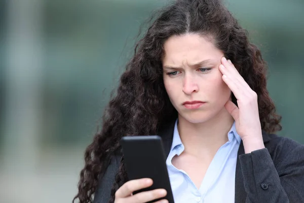 Tråkig Affärskvinna Kollar Dåliga Nyheter Smarttelefon Gatan — Stockfoto