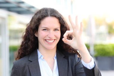 Sokakta mutlu bir yöneticinin ön manzara portresi.