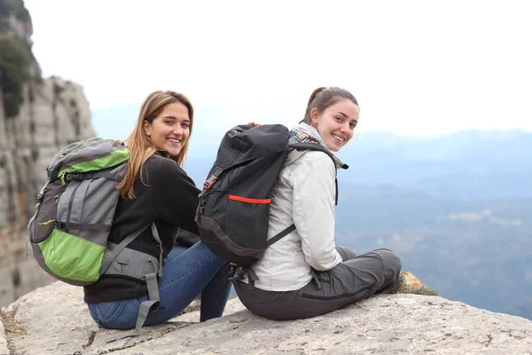 Trekker Felici Seduti Una Scogliera Che Guardano Montagna — Foto Stock