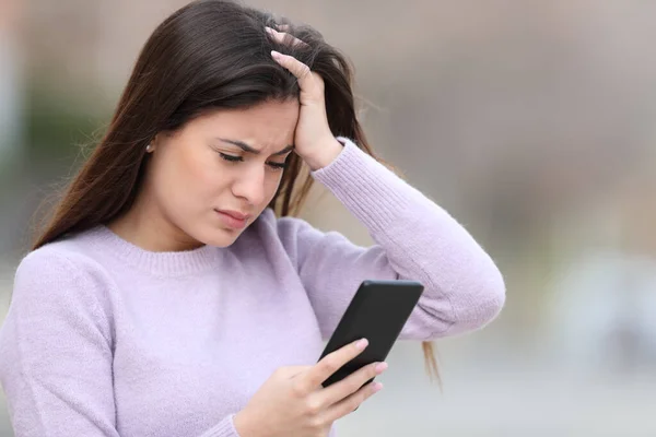 Bezorgde Tiener Het Controleren Van Slecht Nieuws Smartphone Straat — Stockfoto