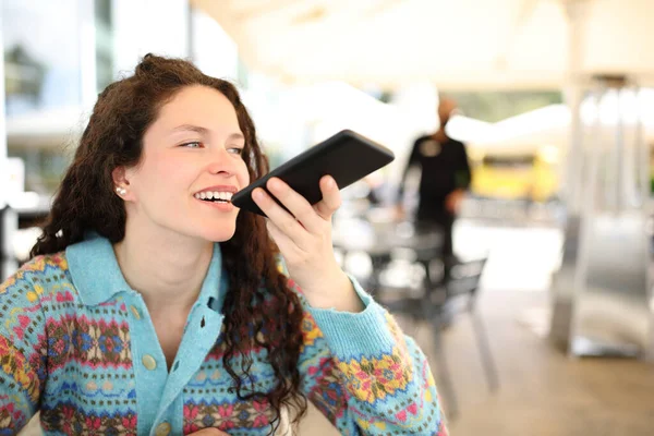 Mujer Feliz Dictando Mensaje Teléfono Inteligente Sentado Bar — Foto de Stock