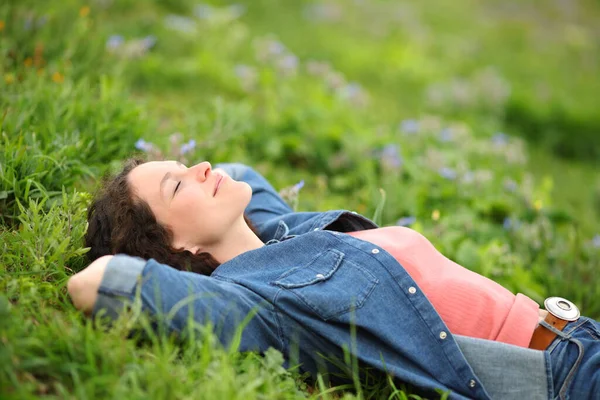 Schöne Frau Ruht Und Entspannt Gras Einem Park Liegend — Stockfoto