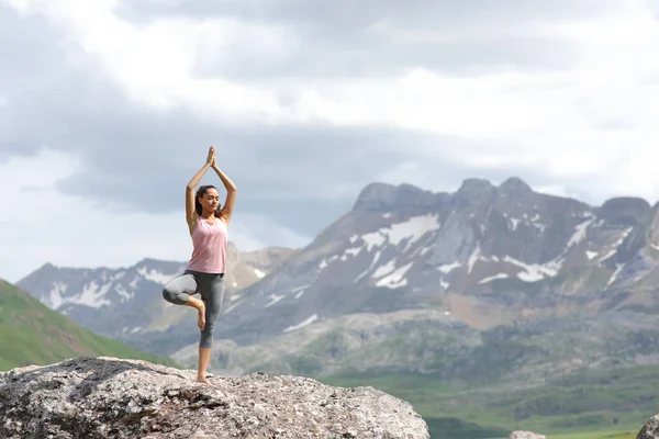 Retrato Corpo Inteiro Yogi Praticando Exercício Ioga Topo Uma Montanha — Fotografia de Stock