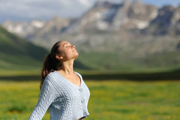 Mujer Casual Respirando Aire Fresco Una Montaña Verde Día Soleado —  Fotos de Stock