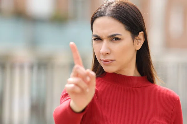 Boos Vrouw Rood Gebaar Nee Met Haar Hand Straat — Stockfoto