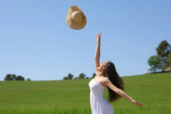 Retrato Vista Lateral Una Mujer Feliz Lanzando Sombrero Aire Campo —  Fotos de Stock