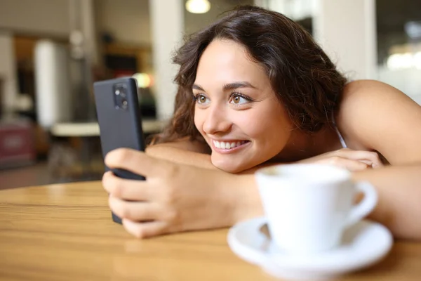 Mulher Feliz Verificando Telefone Celular Sentado Uma Cafeteria — Fotografia de Stock