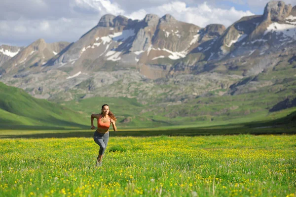 Yüksek Bir Dağdaki Yeşil Bir Tarlada Hızla Koşan Bir Koşucu — Stok fotoğraf