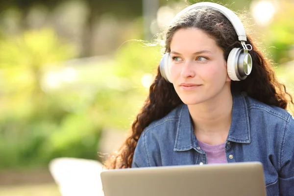 Жінка Бездротовими Навушниками Ноутбуком Дивиться Сторону Парку — стокове фото