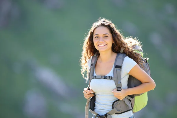 Счастливый Турист Рюкзаке Позирующий Глядя Тебя Горах — стоковое фото