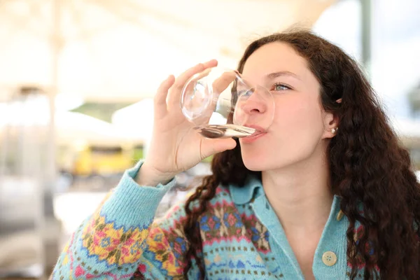 Femme Eau Potable Partir Verre Assis Dans Café — Photo