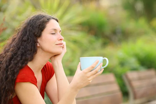 Femeie Relaxată Într Parc Care Ține Cana Cafea Așezată Bancă — Fotografie, imagine de stoc