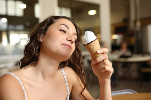 Mulher Comendo Sorvete Sentado Café Interior — Fotografia de Stock