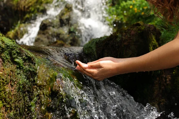 Close Retrato Uma Mulher Mãos Beber Água Cachoeira Montanha — Fotografia de Stock