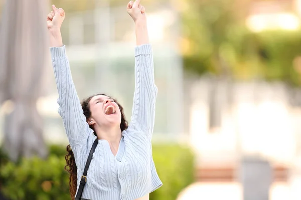 Ενθουσιασμένη Γυναίκα Που Σηκώνει Χέρια Γιορτάζοντας Την Επιτυχία Στο Δρόμο — Φωτογραφία Αρχείου