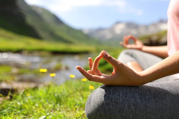 Kadın Ellerinin Dağ Nehrinin Kıyısında Yoga Yaptığı Bir Yer — Stok fotoğraf