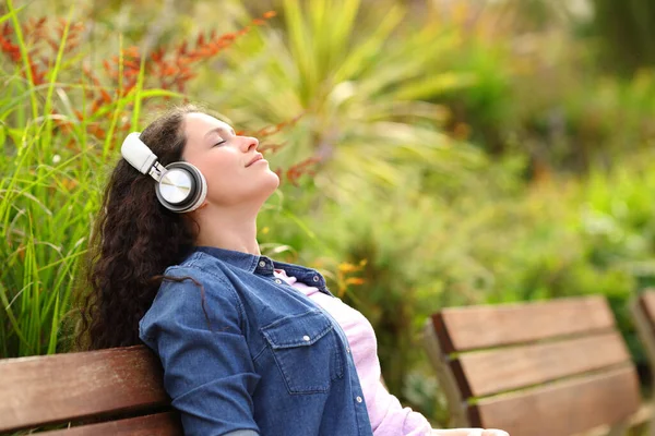 Profil Där Avslappnad Kvinna Lyssnar Musik Med Hörlurar Park — Stockfoto