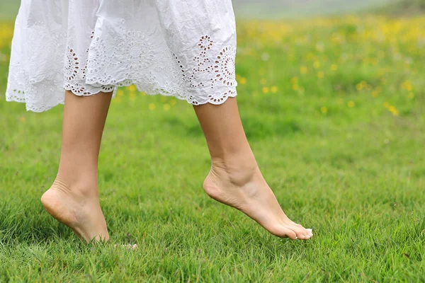 Zavřít Boční Pohled Portrét Ženy Bosé Nohy Kráčející Trávě Horách — Stock fotografie