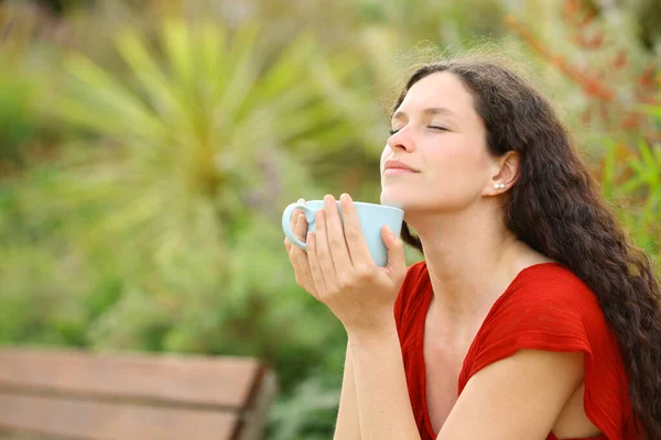 Relaxed Woman Smelling Coffee Green Park — Fotografia de Stock