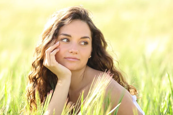 Portrait Beautiful Woman Looking Side Wheat Field — Stok fotoğraf