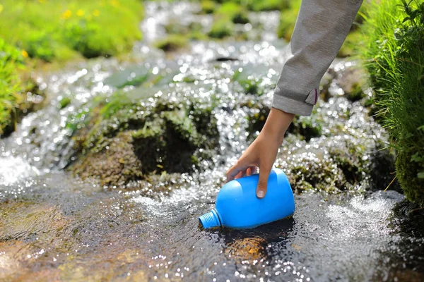 Clos Eup Hiker Hand Filling Canteen River Water — Foto Stock