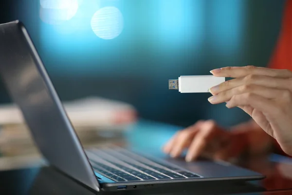 Close Woman Using Laptop Her Hand Holding Pen Drive Night — Foto Stock