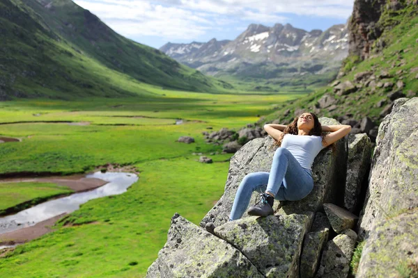 Full Body Portrait Woman Resting Beautiful Mountain Landscape — 스톡 사진