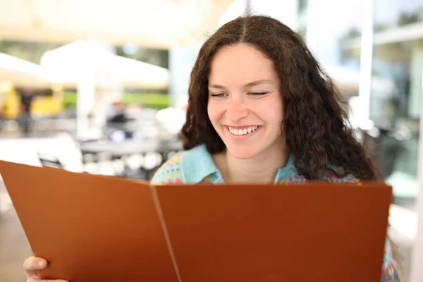 Happy Woman Reading Menu Card Bar Terrace — Foto de Stock