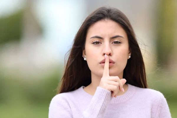 Front View Portrait Serious Teen Asking Silence Street — Fotografia de Stock