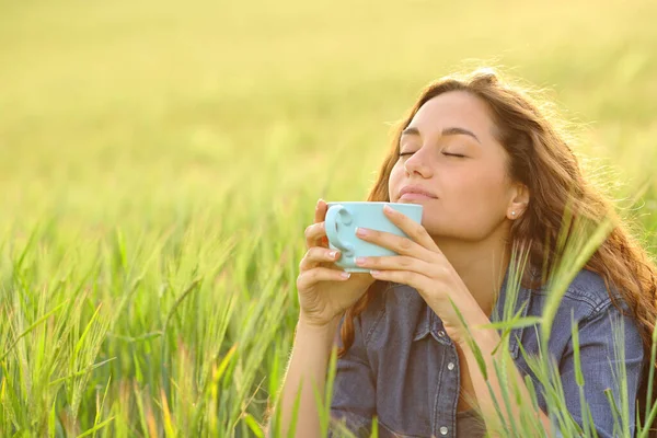 Relaxed Woman Enjoying Holding Coffee Cup Sitting Wheat Field — стоковое фото