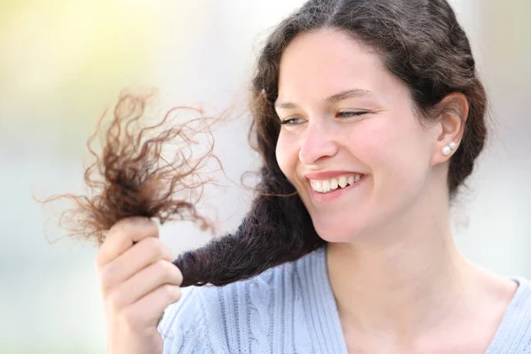 Happy Woman Looking Her Hair Street — Stockfoto