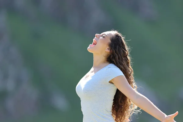 Profile Excited Woman Screaming Mountain — Φωτογραφία Αρχείου