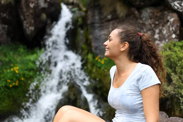 Happy Woman Contemplating Waterfall Creek Mountain — Fotografia de Stock