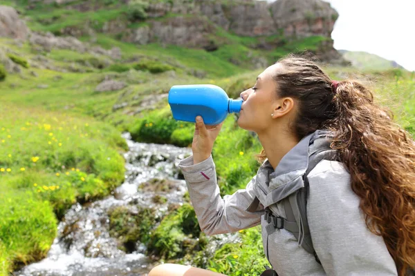 Side View Portrait Hiker Drinking Water Canteen Mountain Crew — Stok fotoğraf