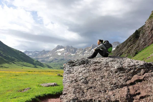 Hiker Resting Contemplating Views Rock Mountain Beautiful Landscape Backgroud — стоковое фото