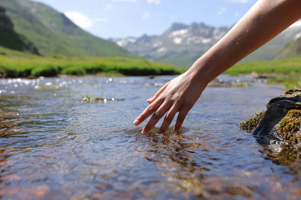 Clos Eup Woman Wand Touching River Water Mountain — Stockfoto