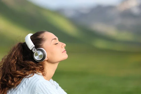 Side View Portrait Woman Wearing Wireless Headphones Relaxing Listening Audio — 스톡 사진