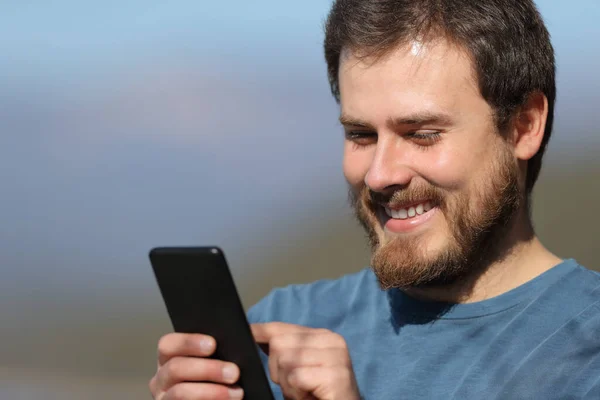 Close Happy Man Using Mobile Phone Sunny Day — Stockfoto
