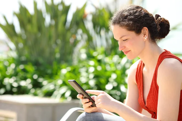 Happy Woman Using Smart Phone Sitting Bench Park — Foto de Stock