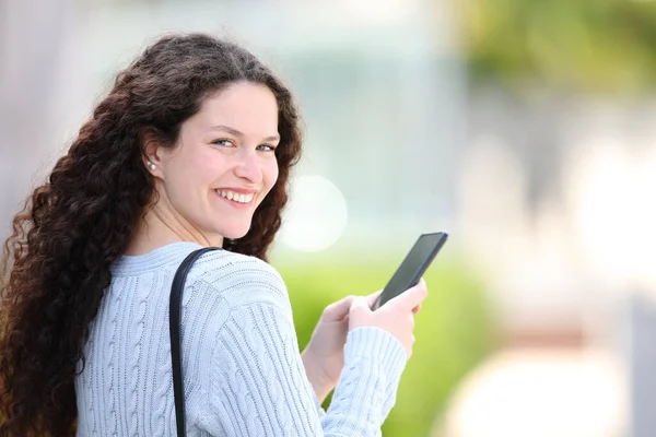 Happy Woman Using Smart Phone Walking Street Twirling Looking You — Foto de Stock