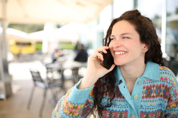 Happy Woman Talking Phone Sitting Coffee Shop — Fotografia de Stock