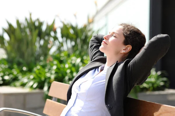 Executive Resting Relaxing Sitting Bench Park — Stock Photo, Image
