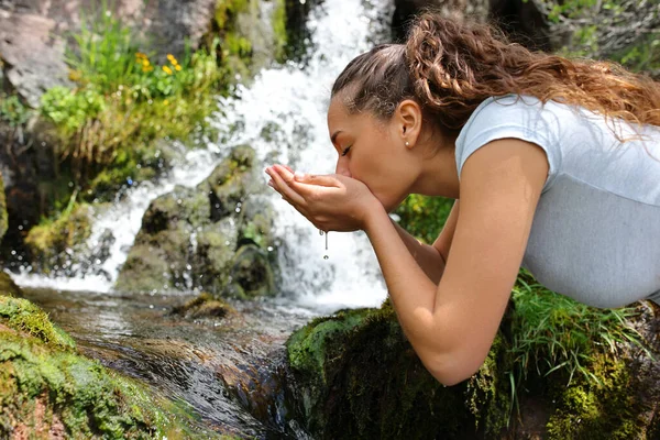 Woman Drinking Water River Cupped Hands Mountain — Stockfoto