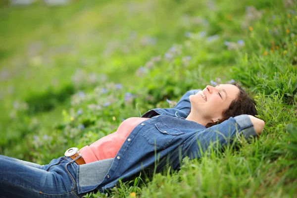Жінка Лежить Траві Парку Розслабляється Відпочиває — стокове фото