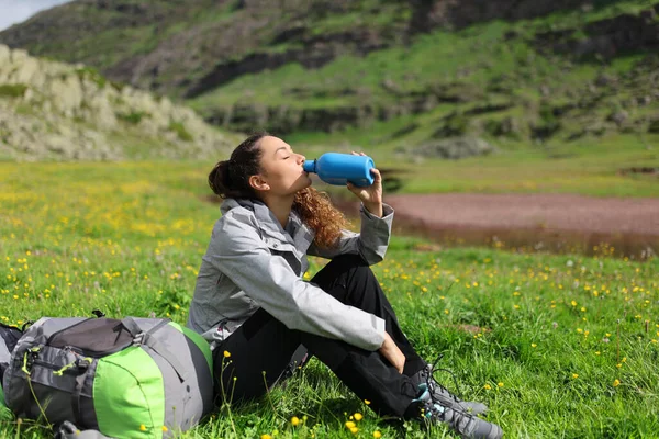 Perfil Excursionista Bebiendo Agua Una Cantina Una Montaña —  Fotos de Stock