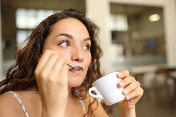 Frau Trinkt Kaffee Mit Löffel Bar Und Schaut Weg — Stockfoto