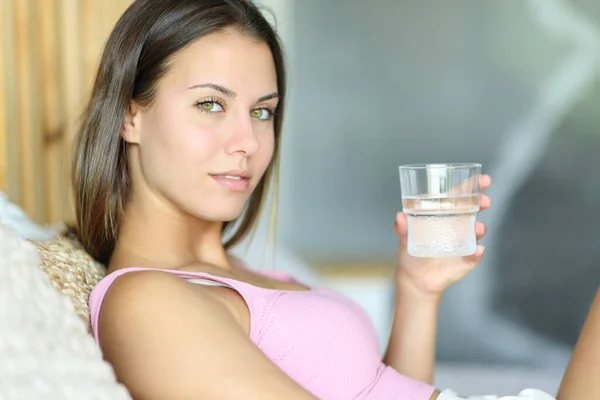 Mujer Belleza Sosteniendo Vaso Agua Mira Sentado Una Cama Casa — Foto de Stock